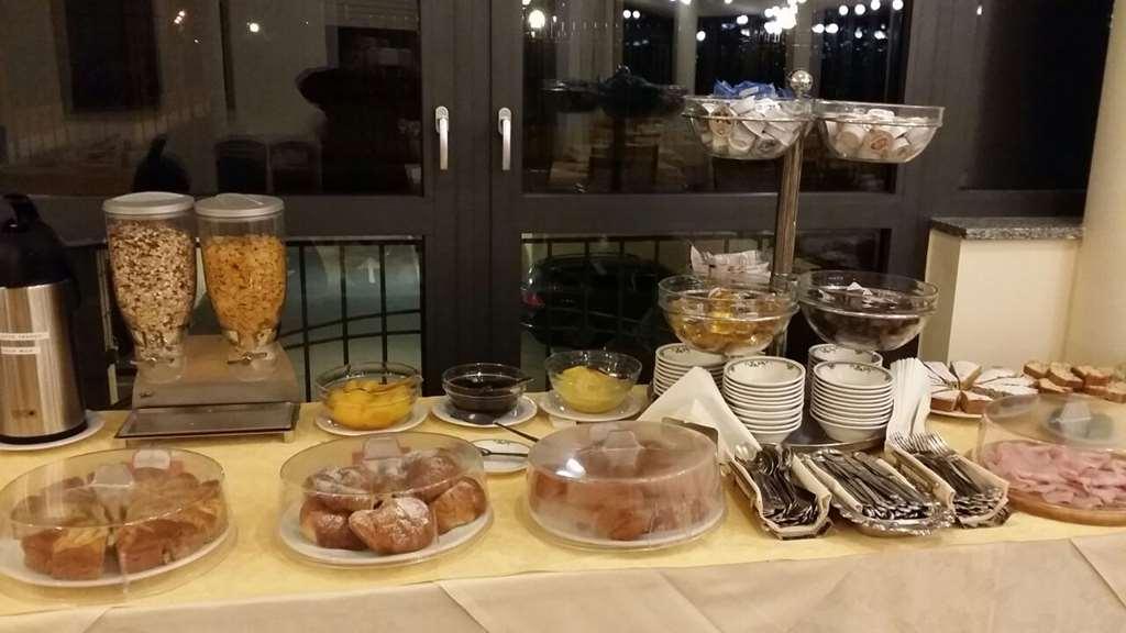 Hotel San Giorgio Sangano Ресторант снимка